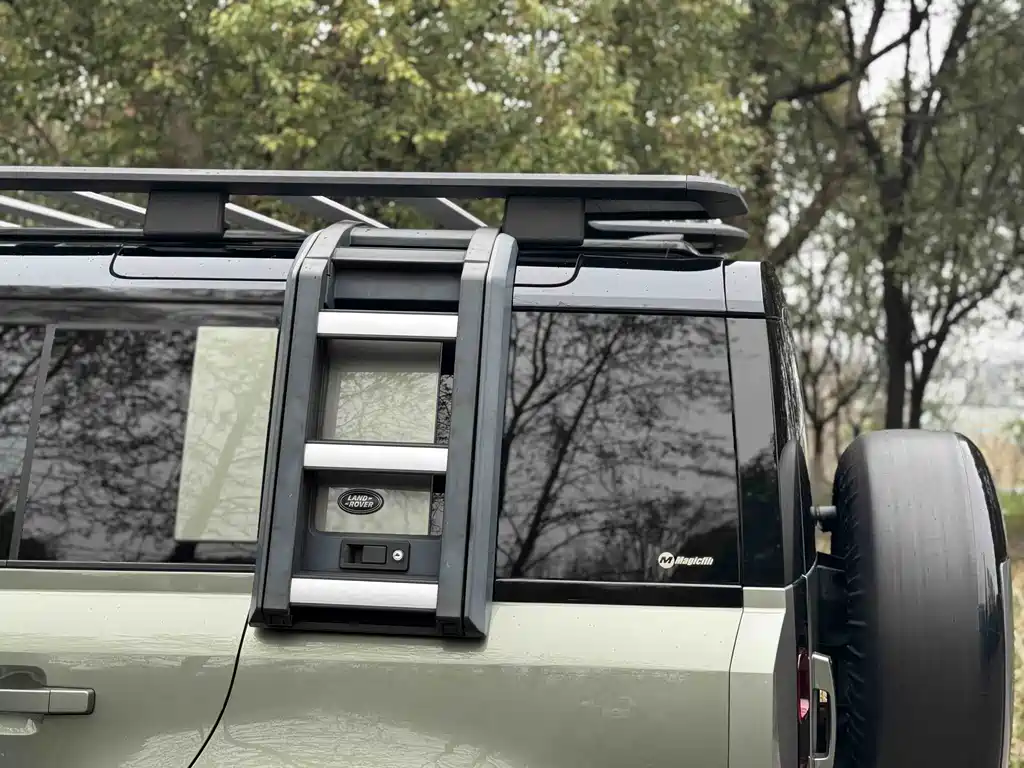 Land Rover Defender 2023 — фото 17