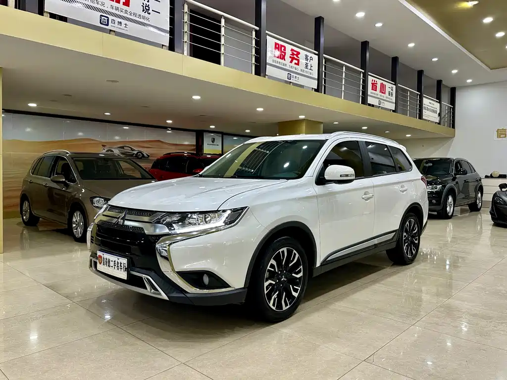 Mitsubishi Outlander 2020 — фото 1