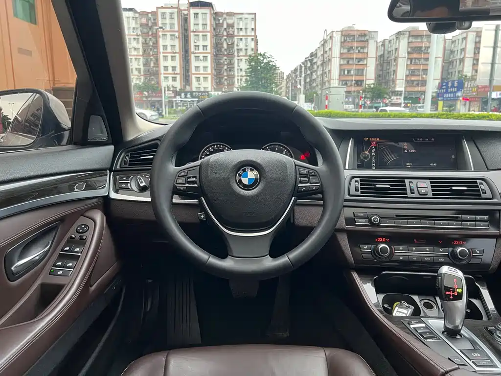 BMW 5 Series 2017 — фото 21