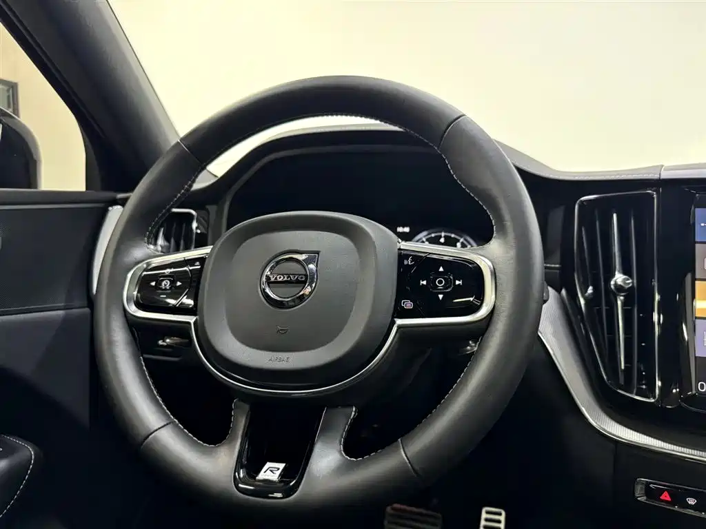 Volvo XC60 2020 — фото 13