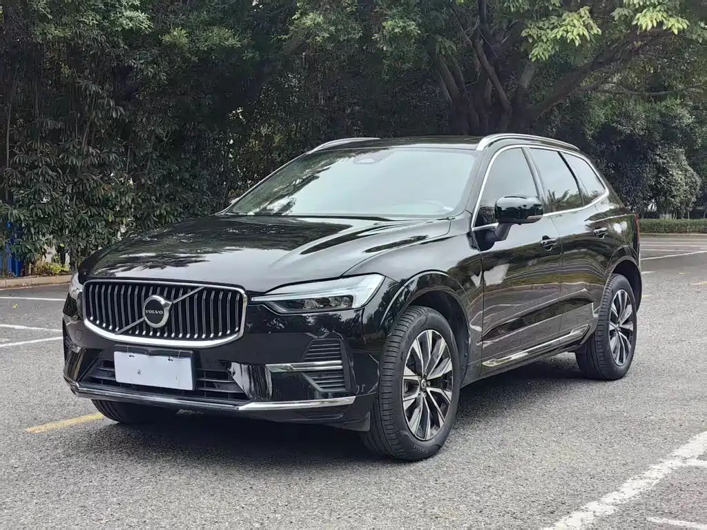 Volvo XC60 2023 — фото 1