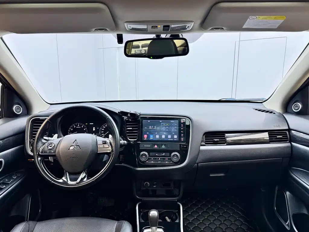 Mitsubishi Outlander 2018 — фото 18