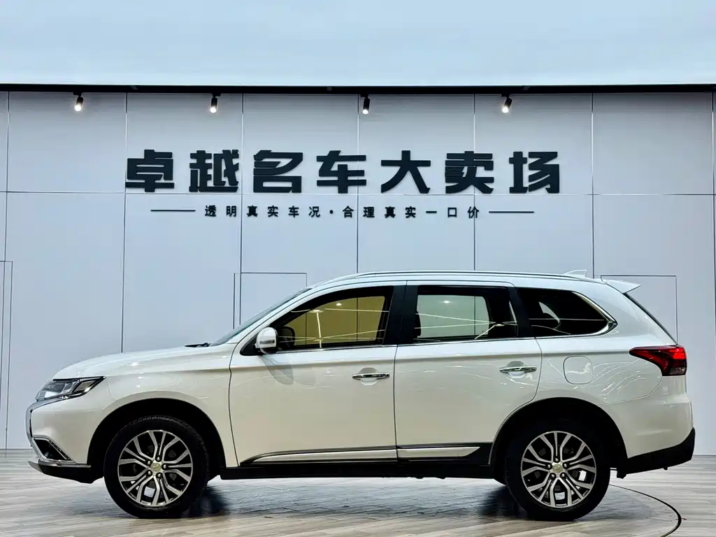 Mitsubishi Outlander 2018 — фото 4
