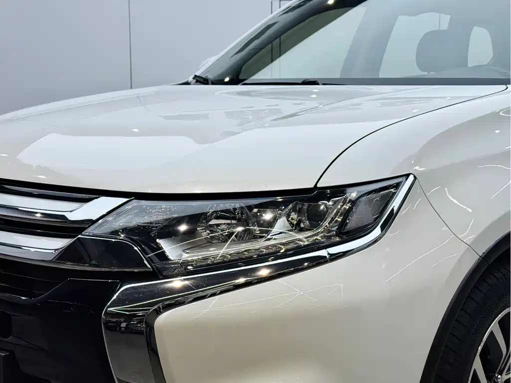 Mitsubishi Outlander 2018 — фото 24