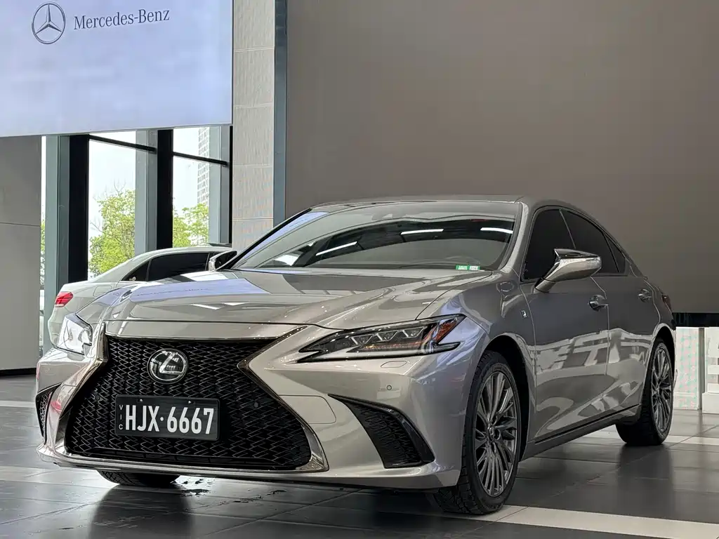 Lexus ES 2020 — фото 1