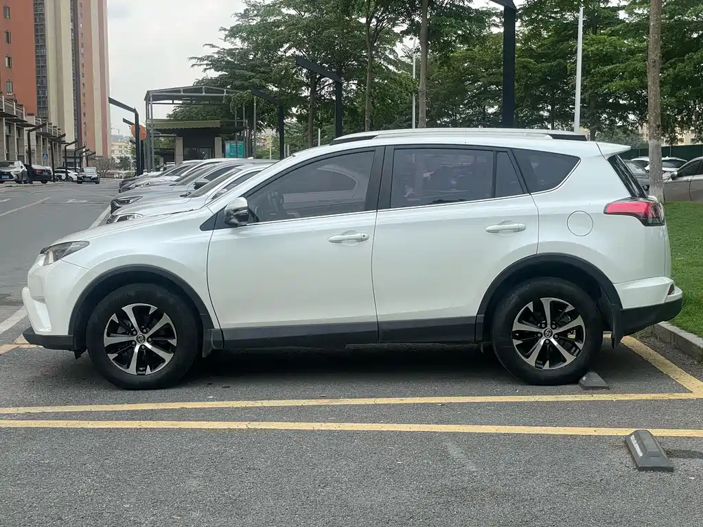 Toyota RAV4 2017 — фото 8