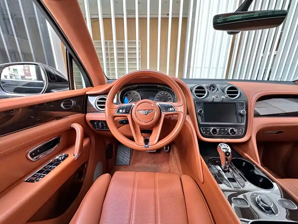 Bentley Bentayga 2019 — фото 18