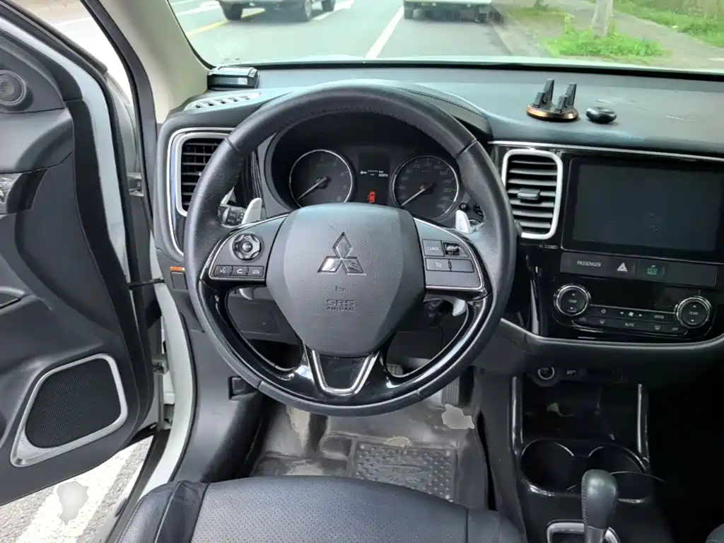 Mitsubishi Outlander 2017 — фото 11