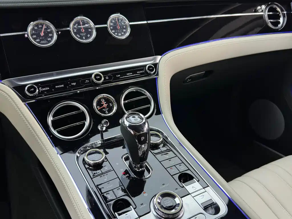 Bentley Continental 2021 — фото 19