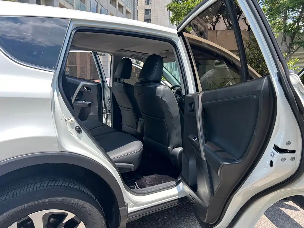 Toyota RAV4 2019 — фото 8