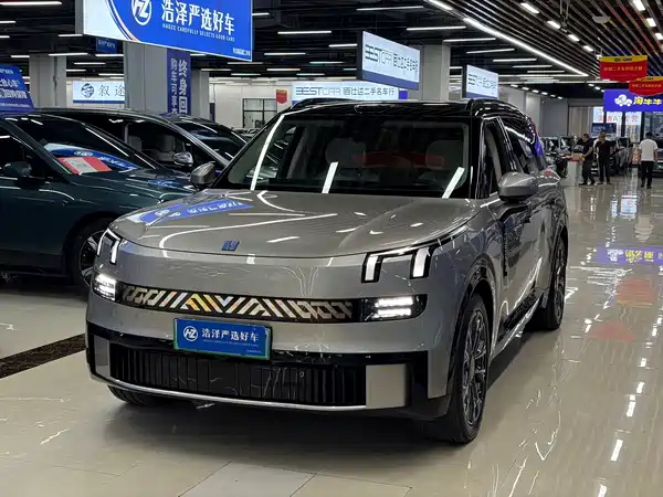 Lynk & Co 900 2025