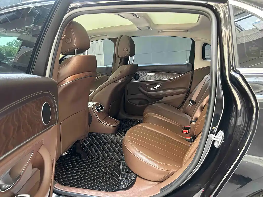 Mercedes-Benz E-Class 2023 — фото 5