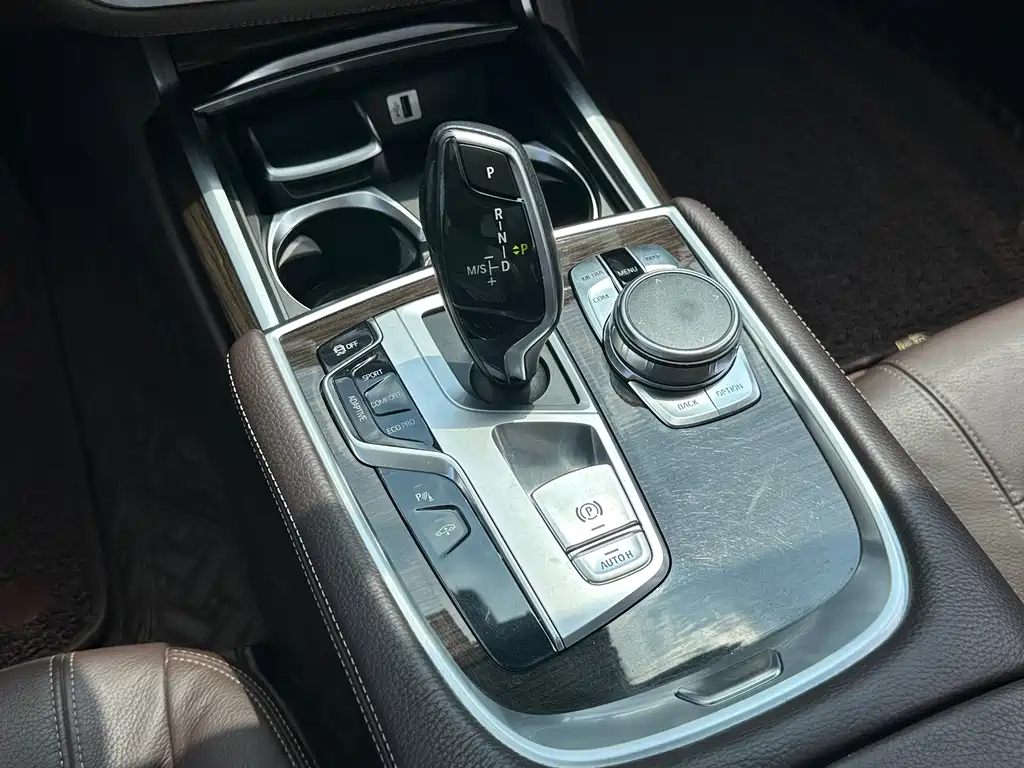 BMW 7 Series 2017 — фото 20