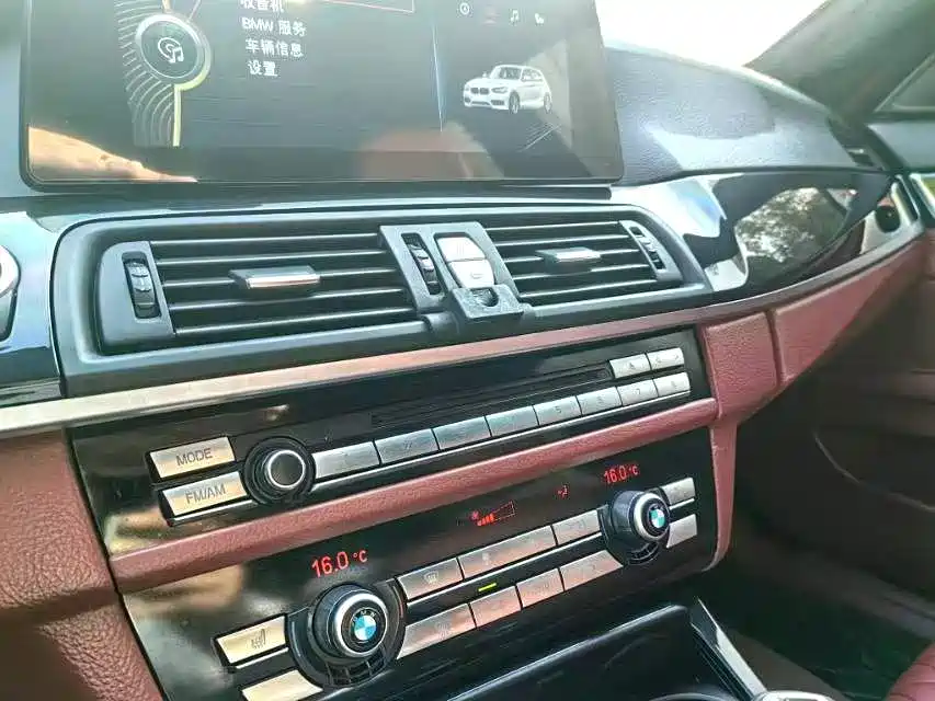 BMW 5 Series 2011 — фото 14