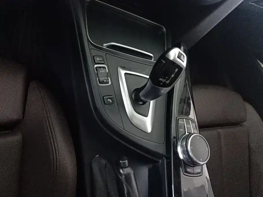 BMW 3 Series 2018 — фото 16