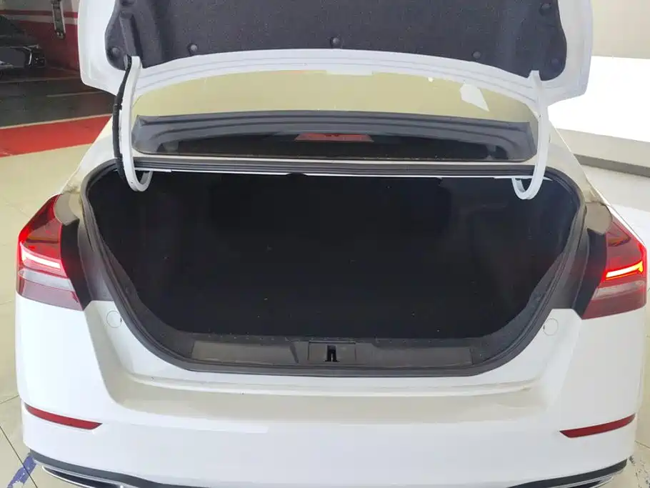 Geely Emgrand 2022