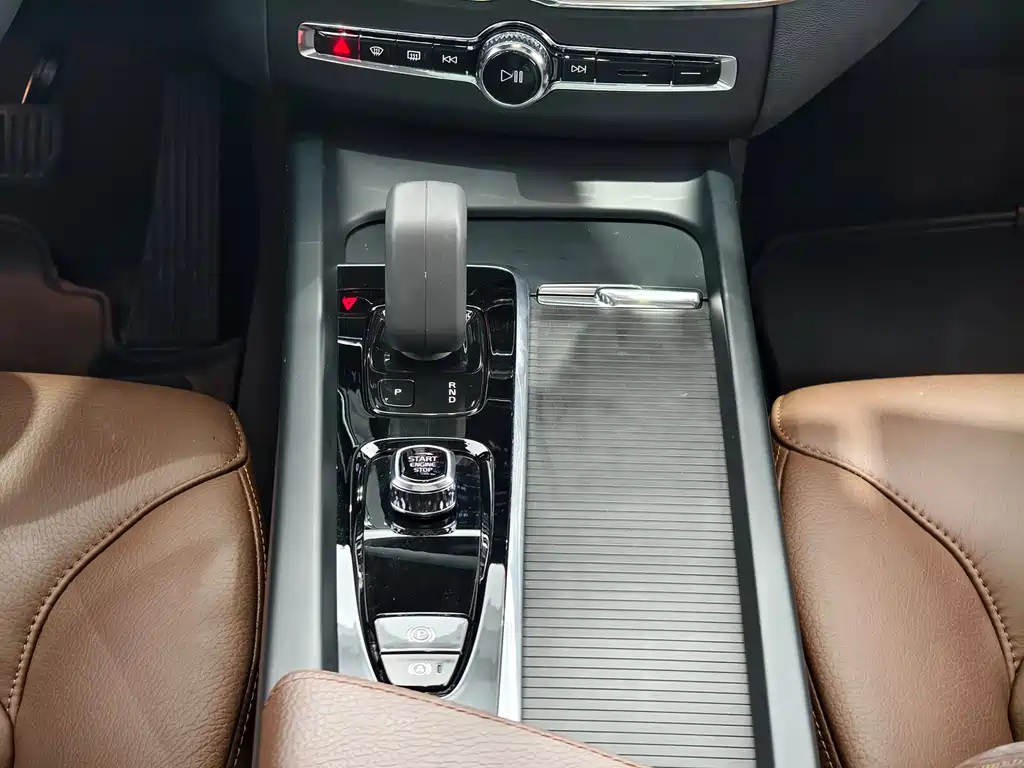 Volvo XC60 2022 — фото 13