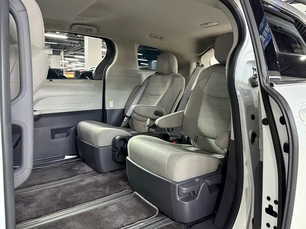 Toyota Sienna 2024 — фото 13