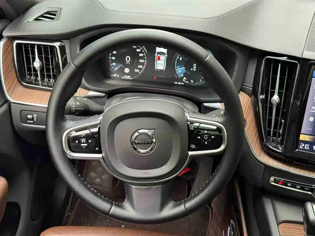 Volvo XC60 2020 — фото 6
