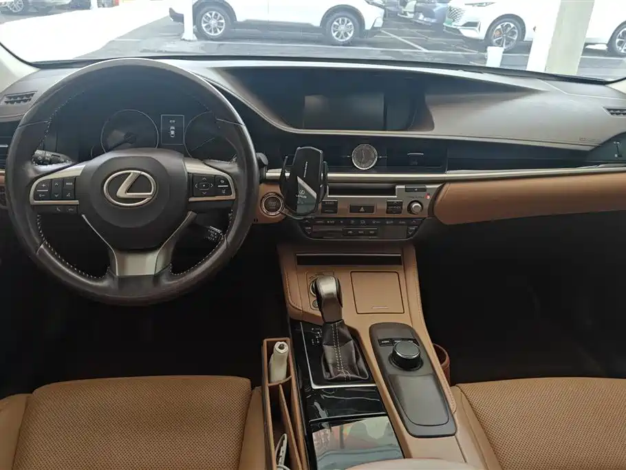 Lexus ES 2018 — фото 12