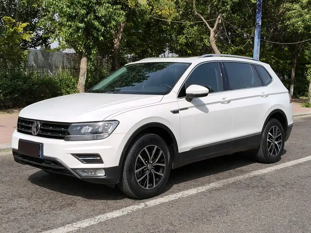 Volkswagen Tiguan L 2017 — фото 1