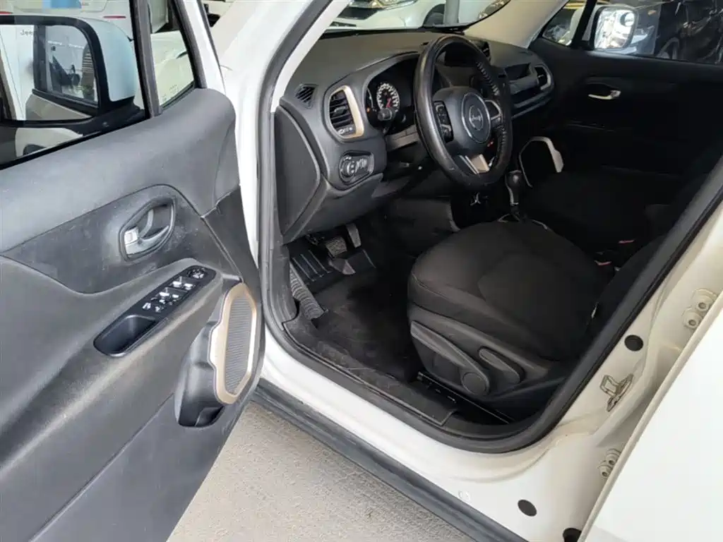Jeep Renegade 2017 — фото 16