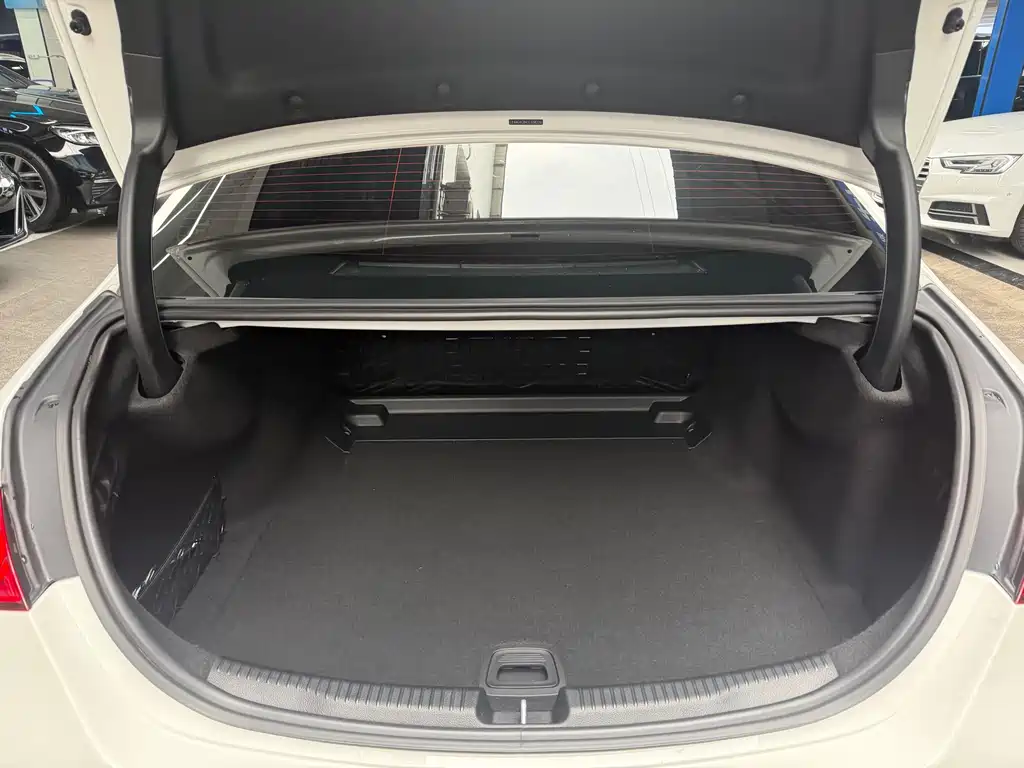 Mercedes-Benz C-Class 2025 — фото 16