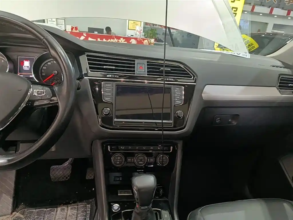 Volkswagen Tiguan L 2018 — фото 13