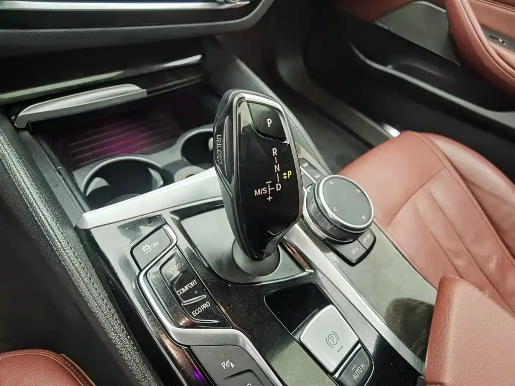 BMW 5 Series 2018 — фото 13