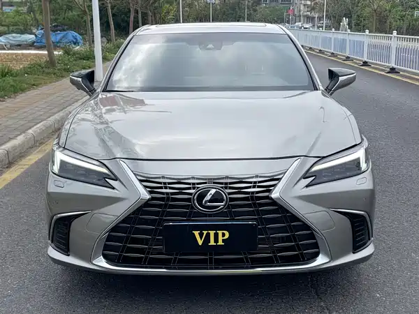 Lexus ES 2025