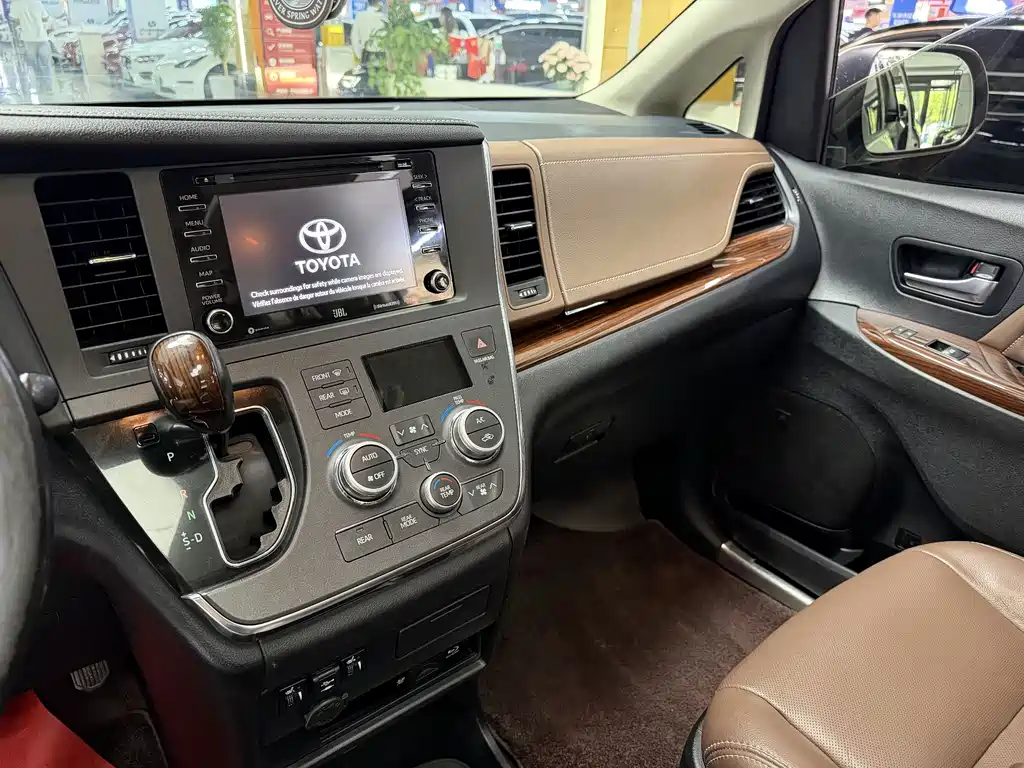 Toyota Sienna 2018 — фото 11