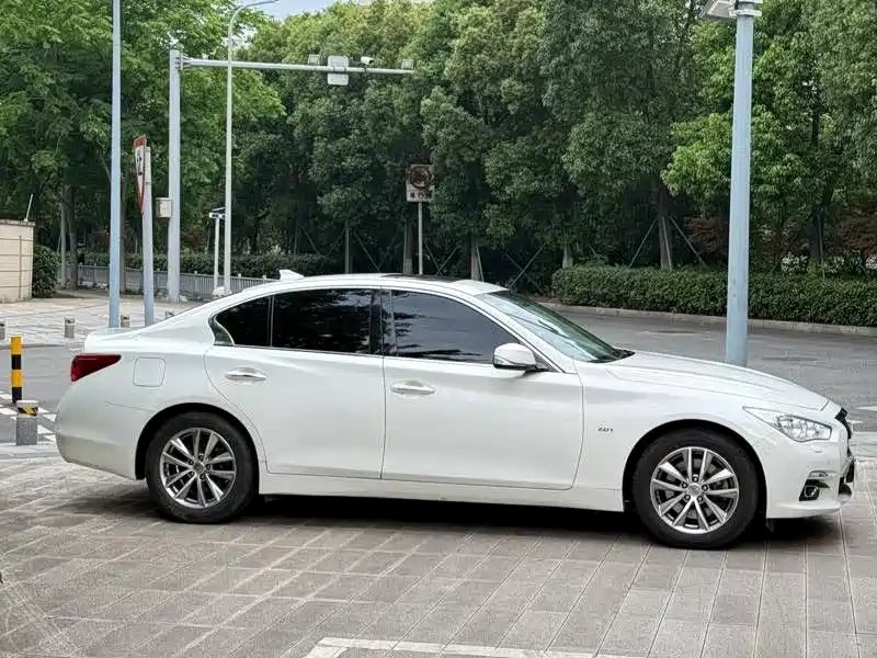 Infiniti Q50 2015