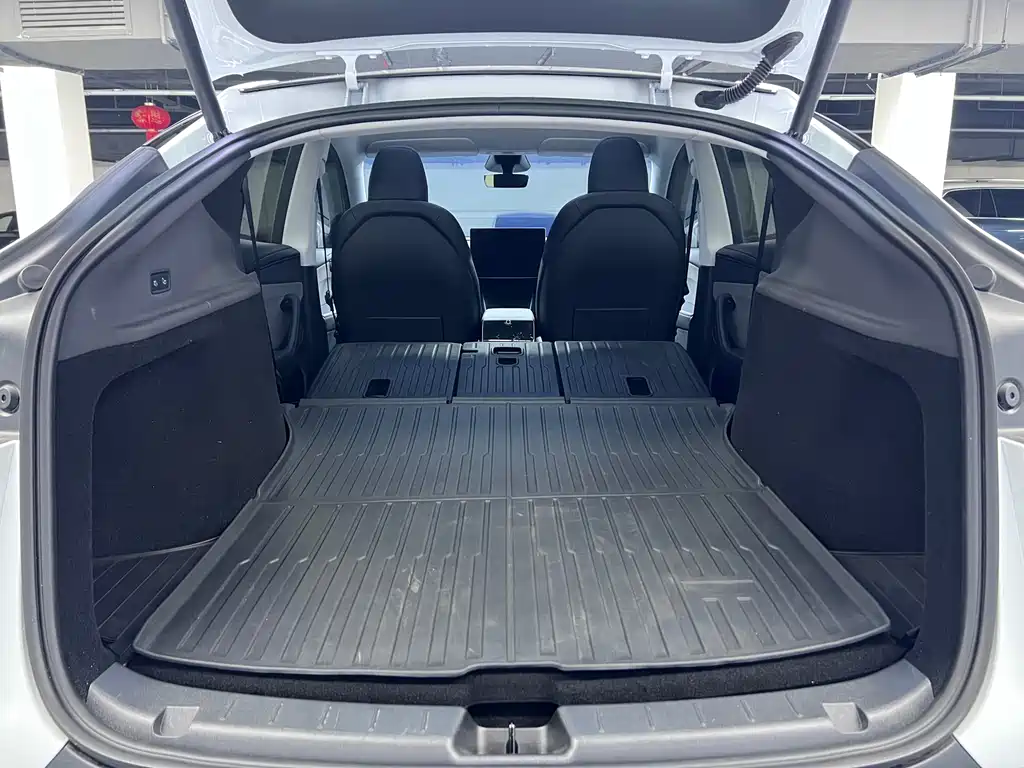 Tesla Model Y 2025 — фото 10