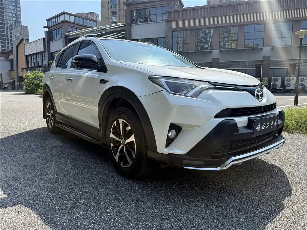 Toyota RAV4 2018 — фото 3