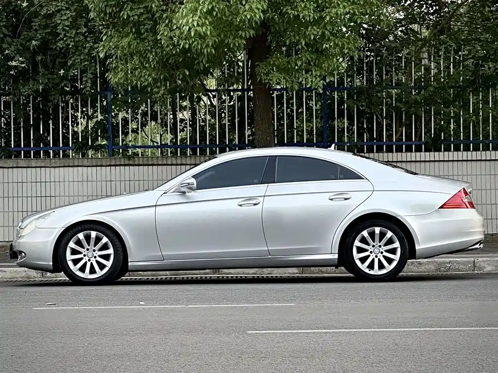Mercedes-Benz CLS 2010 — фото 9