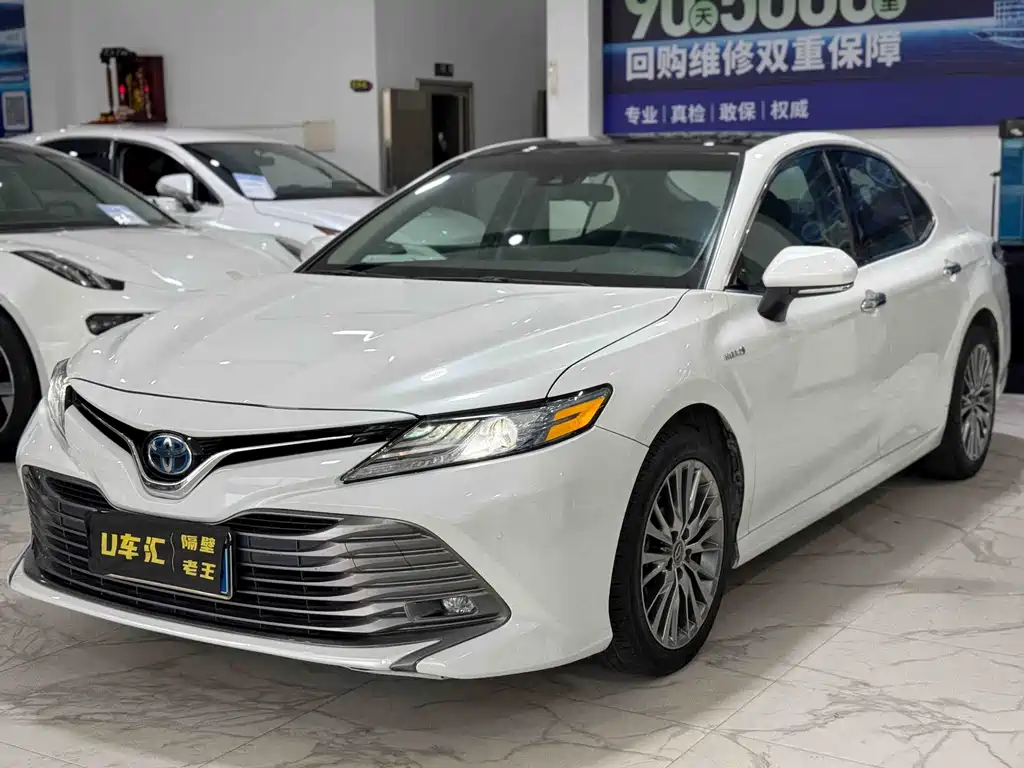 Toyota Camry 2018 — фото 1