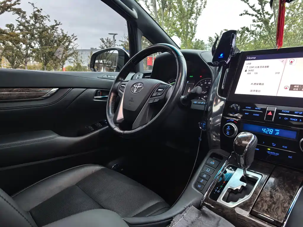 Toyota Alphard 2023 — фото 17
