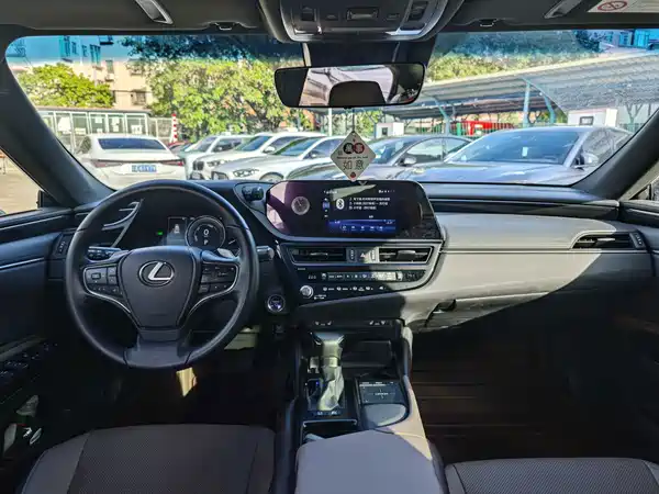Lexus ES 2022
