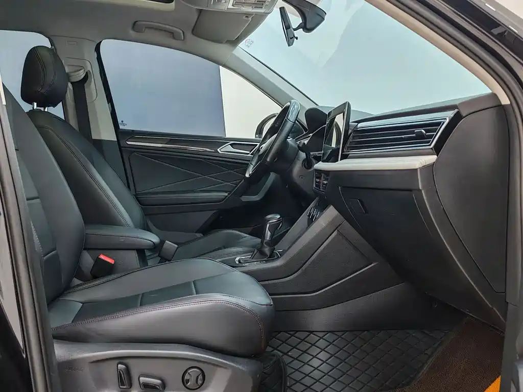 Volkswagen Tiguan L 2023 — фото 9