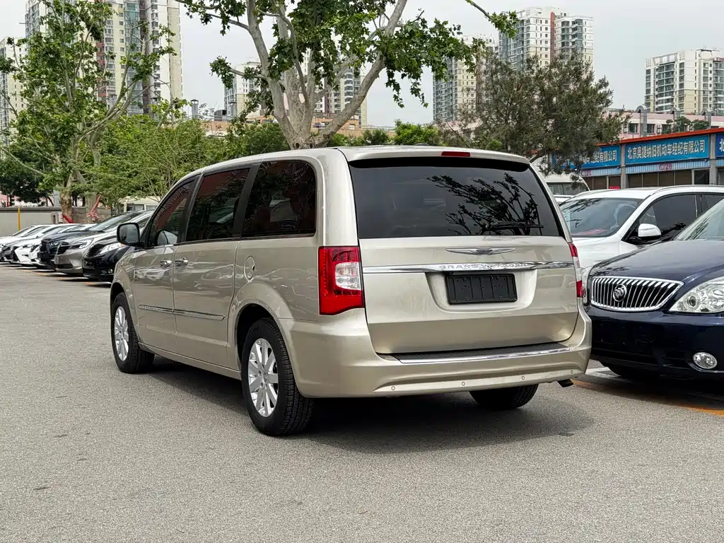 Chrysler Grand Voyager 2016 — фото 2