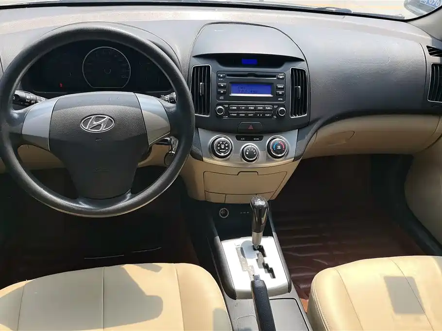 Hyundai Elantra 2015 — фото 12