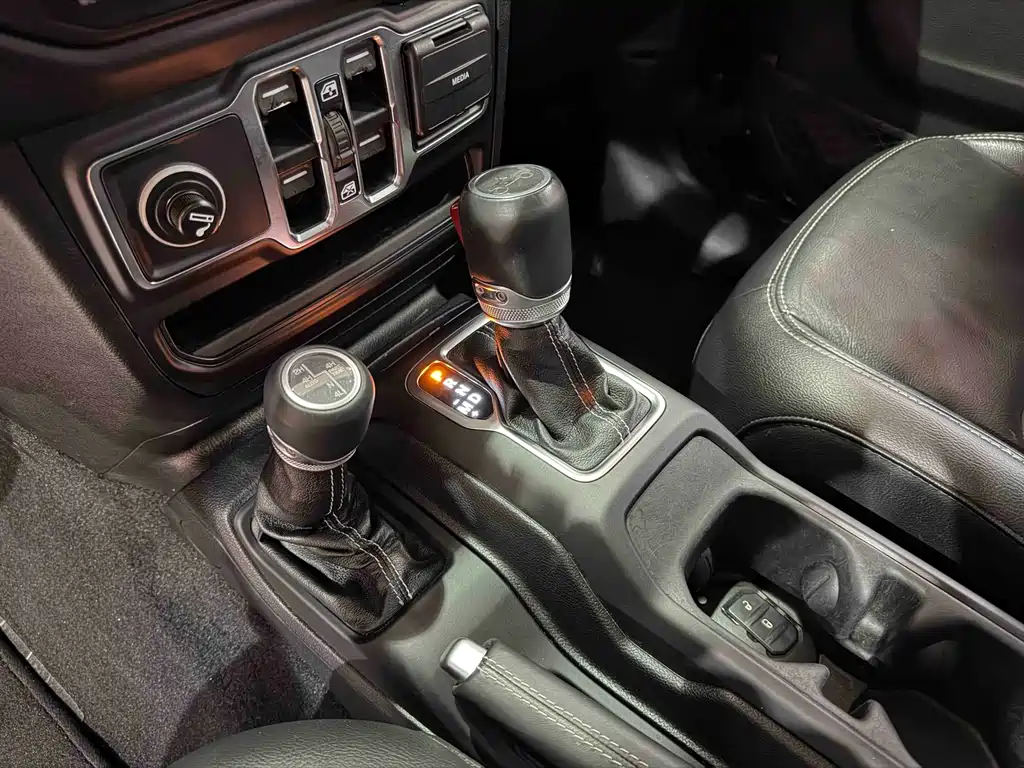 Jeep Wrangler 2020 — фото 14