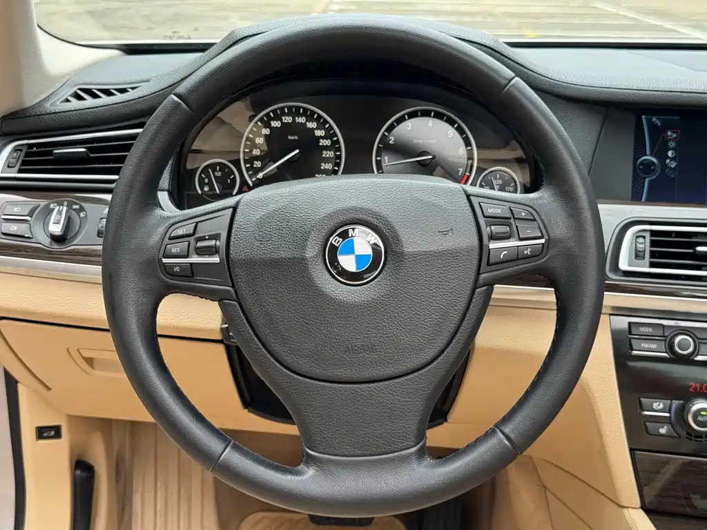 BMW 7 Series 2011 — фото 12
