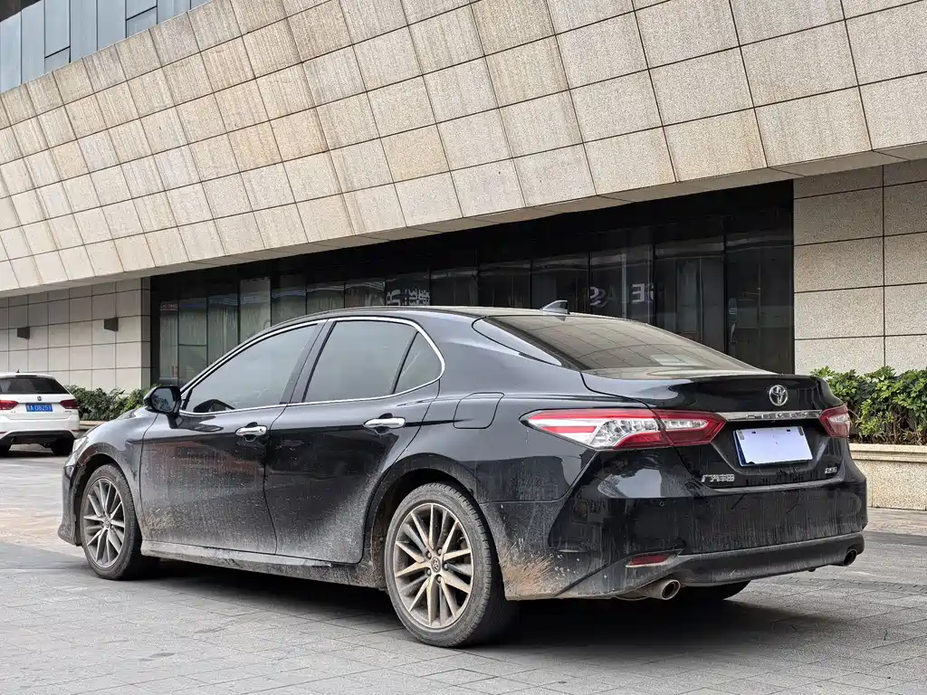 Toyota Camry 2022 — фото 4