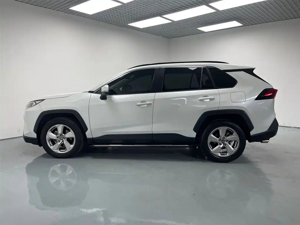 Toyota RAV4 2021 — фото 4