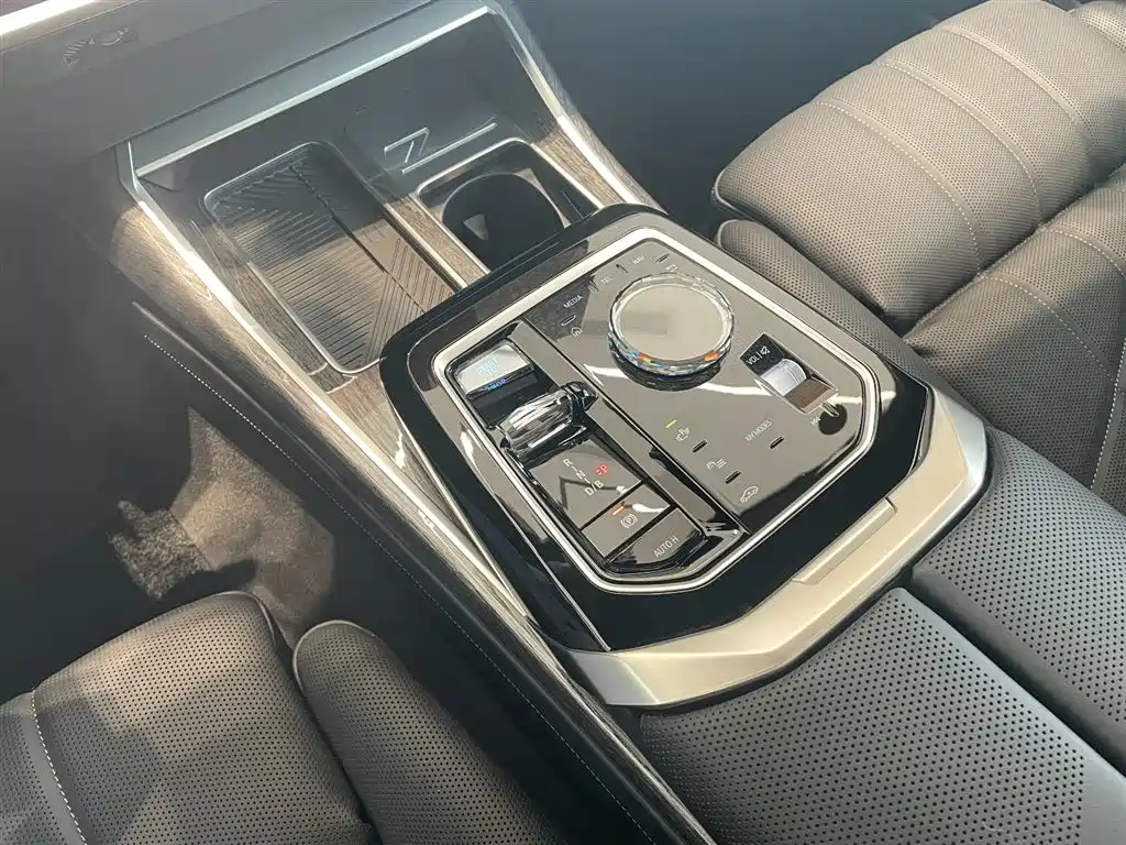 BMW i7 2024 — фото 14