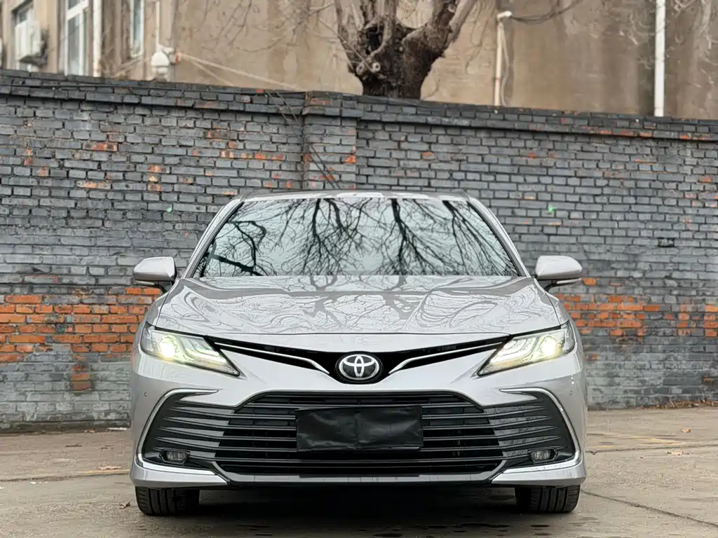 Toyota Camry 2022 — фото 2