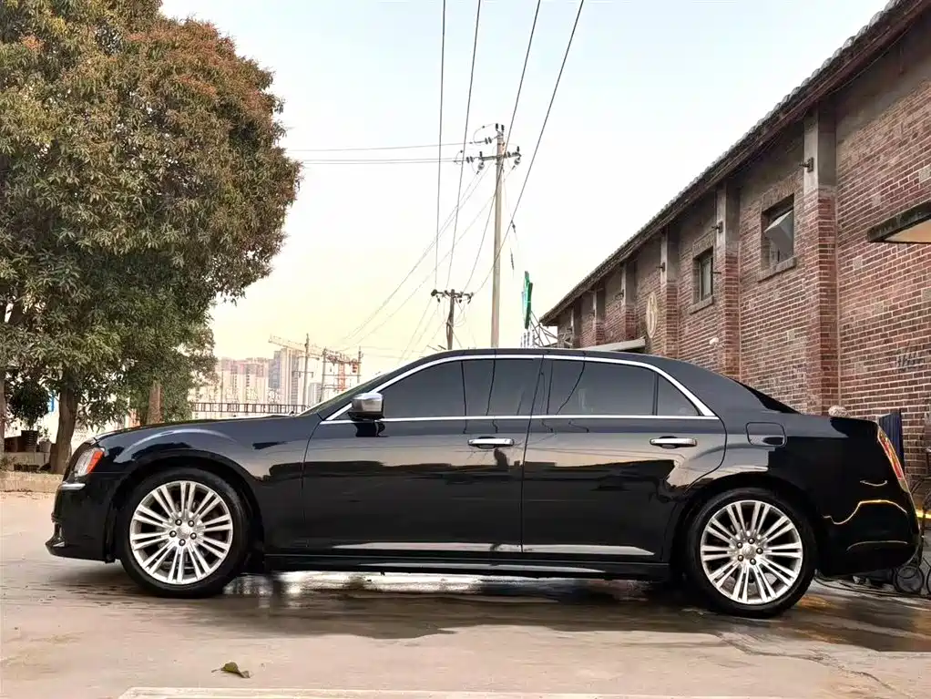 Chrysler 300C 2015 — фото 8