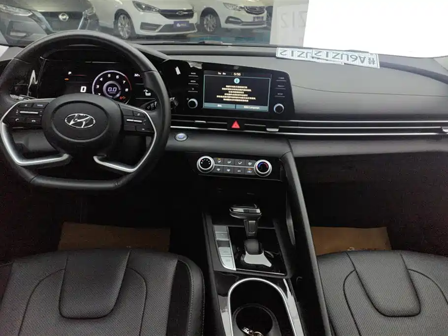 Hyundai Elantra 2023 — фото 12
