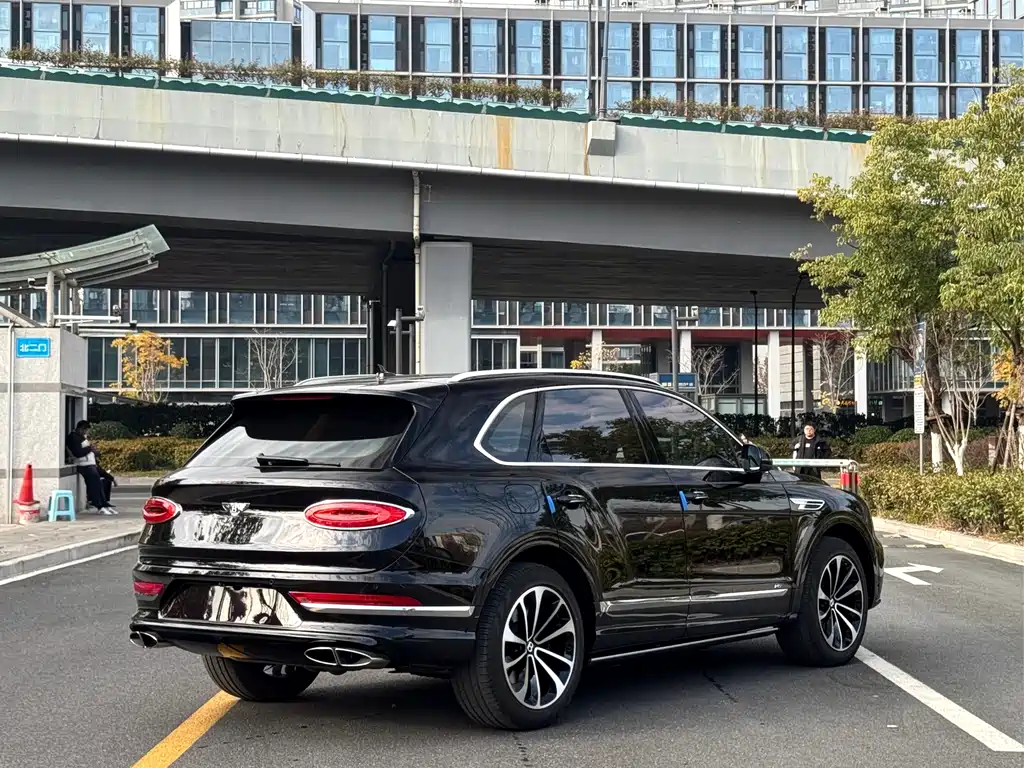 Bentley Bentayga 2021 — фото 8